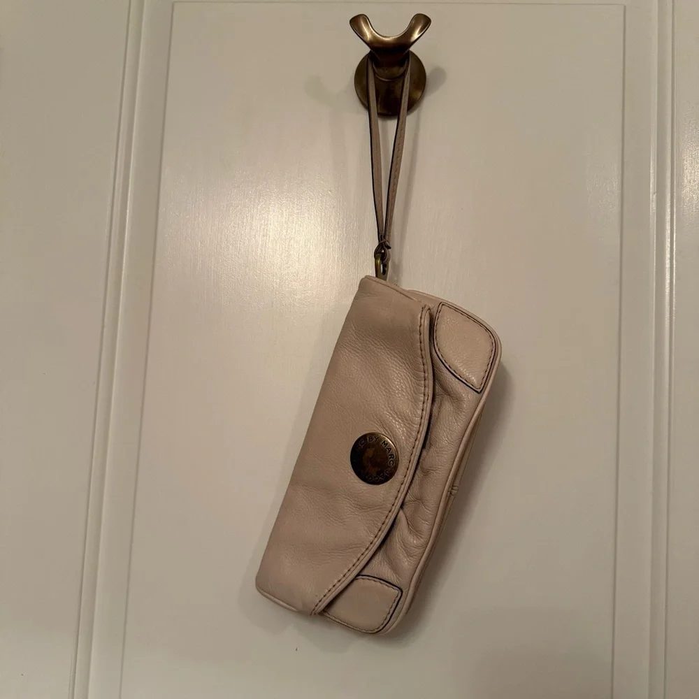 MARC BY MARC JACOBS WRISTLET CLUTCH BAG CREAM LEATHER MAGNET FLAP CLOSE